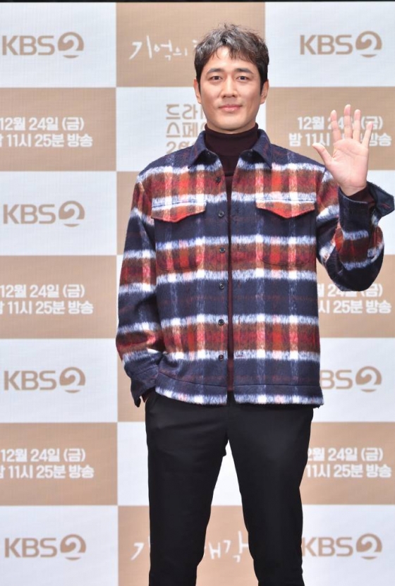 배우 조한선이 24일 오후 온라인 생중계로 진행된 KBS 드라마 스페셜 2021 '기억의 해각' 기자간담회에 참석해 포즈를 취하고 있다. 알코올 중독 남편을 간호하던 아내가 알코올 중독이 되어 상처 속을 헤매다가 미지의 소년을 만나 남편에 대한 사랑, 그 지독한 감정과 이별하는 법을 배워가는 이야기 '기억의 해각'은 오늘(24일) 방송된다. /사진제공=KBS 2021.12.24 /사진=이동훈 기자 photoguy@
