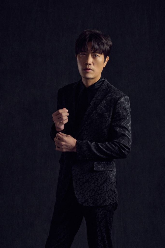 넷플릭스 오리지널 시리즈 '모범가족'의 배우 박희순이 16일 오후 진행된 화상 인터뷰를 위해 포즈를 취하고 있다. '모범가족'은 파산과 이혼 위기에 놓인 평범한 가장 동하가 우연히 죽은 자의 돈을 발견하고 범죄 조직과 처절하게 얽히며 벌어지는 범죄 스릴러다. /사진제공=넷플릭스 20220.08.16 /사진=이동훈 기자 photoguy@