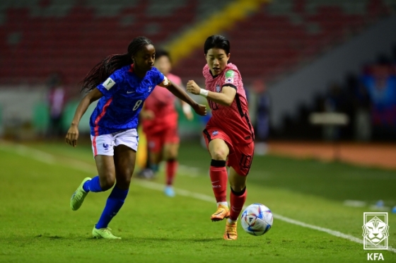 대한민국 20세 이하(U-20) 대표팀 천가람(오른쪽)이 18일 프랑스전에서 돌파를 시도하고 있다. /사진=대한축구협회