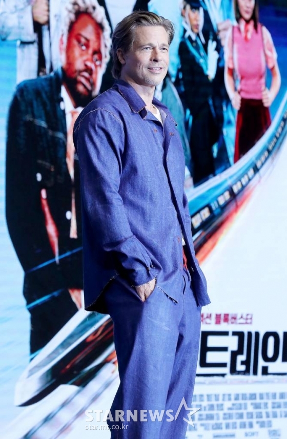 할리우드 우 브래드 피트가 19일 오전 서울 영등포구 여의도 콘래드서울에서 열린 영화 '불릿 트레인' 프레스 컨퍼런스에 참석해 포즈를 취하고 있다.  '불릿 트레인'은 미션수행을 위해 탈출이 불가능한 초고속 열차에 탑승한 언럭키 가이 레이디버그(브래드 피트 분)와 고스펙 킬러들의 피 튀기는 전쟁을 담은 논스톱 액션 블록버스터다. 오는 24일 개봉. 2022.08.19 /사진=김창현 기자 chmt@