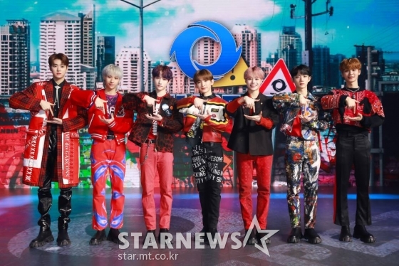 그룹 '템페스트'(TEMPEST)가 2일 오후 온라인 생중계로 진행된 데뷔 앨범 'It's ME, It's WE'(잇츠 미, 잇츠 위) 발매기념 쇼케이스에 앞서 포즈를 취하고 있다. 이번 앨범에는 타이틀곡 'Bad News'(배드 뉴스)를 비롯해 'Just A Little Bit'(저스트 어 리틀 빗), 'Find Me'(파인드 미), '있을게'(to YOU), 'Bad At Love'(배드 앳 러브) 등 총 5곡이 수록돼 있다. /사진제공=위에화엔터테인먼트 2022.03.02