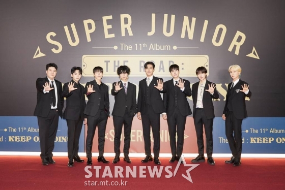 그룹 슈퍼주니어가 12일 오전 온라인 생중계로 진행된 정규 11집 첫 앨범 볼륨. 1 '더 로드: 킵 온 고잉'(Vol.1 'The Road: Keep on Going)발매기념 기자간담회에 앞서 포즈를 취하고 있다. /사진제공=Label SJ 2022.07.12 /사진=이동훈 기자 photoguy@