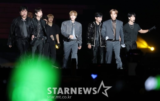 그룹 슈퍼주니어가 20일 오후 경기 수원월드컵경기장에서 열린 'SMTOWN LIVE 2022 : SMCU EXPRESS @HUMAN CITY_SUWON'에서 멋진 무대를 선보이고 있다. 이번 콘서트에는 강타, 보아, 동방신기, 슈퍼주니어, 소녀시대, 태연, 효연, 샤이니 키, 민호, 엑소 수호, 시우민, 첸, 디오, 카이, 레드벨벳, NCT, 에스파, 갓 더 비트 등 SM 아티스트들이 총 출동해 화려한 무대를 꾸몄다. 'SMTOWN LIVE 2022 : SMCU EXPRESS'는 'SMCU EXPRESS'를 타고 세계 주요 도시를 순회하는 콘셉트로, 오는 27~29일 3일간 일본 도쿄돔에서도 개최된다. 2022.08.20 /사진=김창현 기자 chmt@