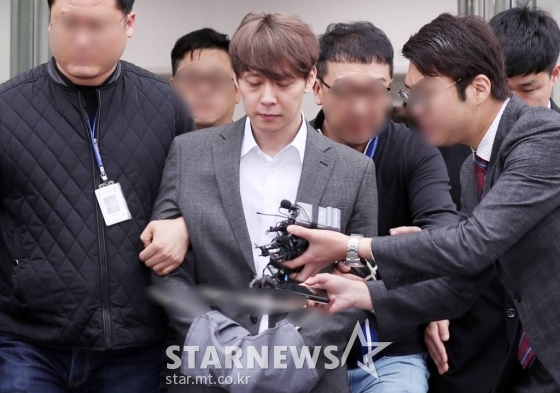 필로폰 투약 혐의를 받고 있는 가수 겸 배우 박유천이 26일 오후 구속 전 피의자 심문 영장실질심사를 받은 뒤 수원남부경찰서로 향하고 있다. /사진=김휘선 기자 hwijpg@