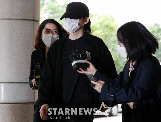 음주운전 사고를 내고 운전자를 바꿔치기 한 혐의로 재판에 넘겨진 미래통합당 장제원 의원 아들 래퍼 노엘(본명 장용준)이 2일 오전 서울 마포구 공덕동 서부지방법원에서 열리는 선고 공판에 출석하고 있다. /사진=김창현 기자 chmt@