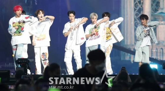 그룹NCT드림이 20일 오후 경기 수원월드컵경기장에서 열린 'SMTOWN LIVE 2022 : SMCU EXPRESS @HUMAN CITY_SUWON'에서 멋진 무대를 선보이고 있다. 이번 콘서트에는 강타, 보아, 동방신기, 슈퍼주니어, 소녀시대, 태연, 효연, 샤이니 키, 민호, 엑소 수호, 시우민, 첸, 디오, 카이, 레드벨벳, NCT, 에스파, 갓 더 비트 등 SM 아티스트들이 총 출동해 화려한 무대를 꾸몄다. 'SMTOWN LIVE 2022 : SMCU EXPRESS'는 'SMCU EXPRESS'를 타고 세계 주요 도시를 순회하는 콘셉트로, 오는 27~29일 3일간 일본 도쿄돔에서도 개최된다. 2022.08.20 /사진=김창현 기자 chmt@