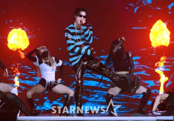 가수 우즈(조승연)가 2일 오후 방송된 2021 Asia Artist Awards(2021 아시아 아티스트 어워즈, 2021 AAA) 시상식에서 멋진 무대를 선보이고 있다. /사진=AAA 기자 star@
