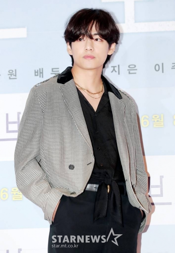방탄소년단(BTS) 뷔가 2일 오후 서울 용산구 CGV용산아이파크몰에서 진행된 영화 '브로커' VIP시사회에 참석해 포즈를 취하고 있다.  '브로커'는 베이비 박스를 둘러싸고 벌어지는 일을 그린 이야기. 일본 거장 고레에다 히로카즈 감독이 메가폰을 잡고 송강호와 강동원, 아이유, 배두나, 이주영 등이 출연했다. 오는 8일 개봉한다. / 2022.06.02 /사진=김창현 기자 chmt@