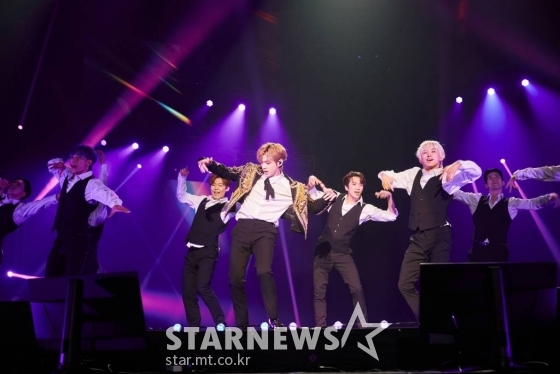 가수 강다니엘이 첫 솔로 콘서트를 개최했다.   강다니엘은 13일, 14일 양일간 서울 장충체육관에서 '2022 강다니엘 콘서트 퍼스트 퍼레이드 인 서울'을 개최하고 팬들과 만났다.   강다니엘 14일 콘서트에 앞서 소감에 대해 "앨범 갯수나 활동 기간에 비해 공연을 많이 하지 못해는데 마침내 콘서트를 하게 됐다. 드디어 무언가를 보여줄 수 있다는 생각이 들었다"라고 밝혔다.  강다니엘은 "한국, 서울에서 먼저 콘서트를 시작하고 이어 썸머소닉과 월드투어와 여러가지를 같이 시작하게 돼 기분이 남다르다"라며 "마침내 콘서트를 하게 돼 팬들과 호흡 맞추는 시간이 생겼다. 저의 공연을 보러 와주시고 저의 음악을 들어주시는 모든 분들께, 특별한 경험 소중한 경험이 되도록 노력하겠다. 잘 즐겨주시길 바란다"라고 전했다. / 사진제공 = 커넥트 엔터테인먼트 /사진=김창현 기자 chmt@