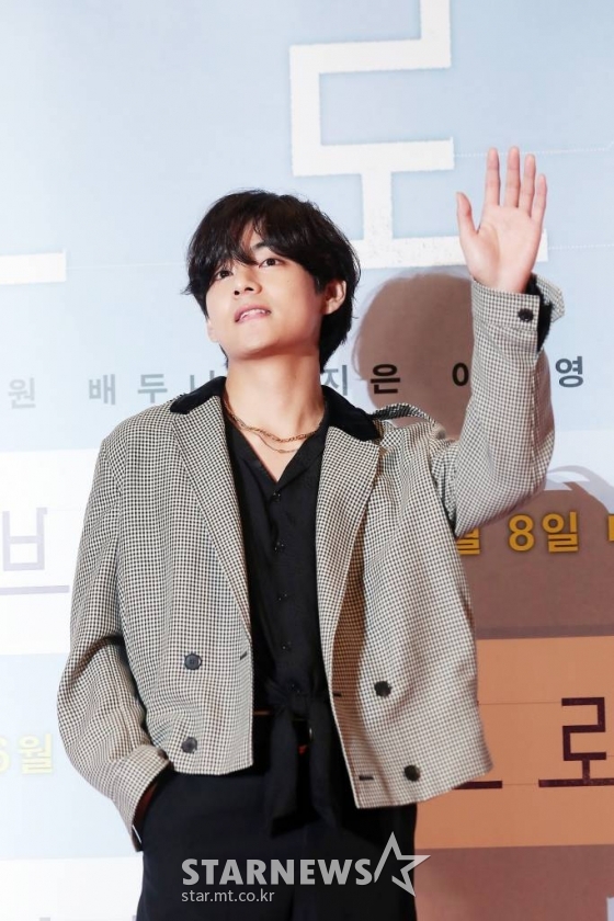 방탄소년단(BTS) 뷔가 2일 오후 서울 용산구 CGV용산아이파크몰에서 진행된 영화 '브로커' VIP시사회에 참석해 포즈를 취하고 있다. '브로커'는 베이비 박스를 둘러싸고 벌어지는 일을 그린 이야기. 일본 거장 고레에다 히로카즈 감독이 메가폰을 잡고 송강호와 강동원, 아이유, 배두나, 이주영 등이 출연했다. 오는 8일 개봉한다. / 2022.06.02 /사진=김창현 기자 chmt@