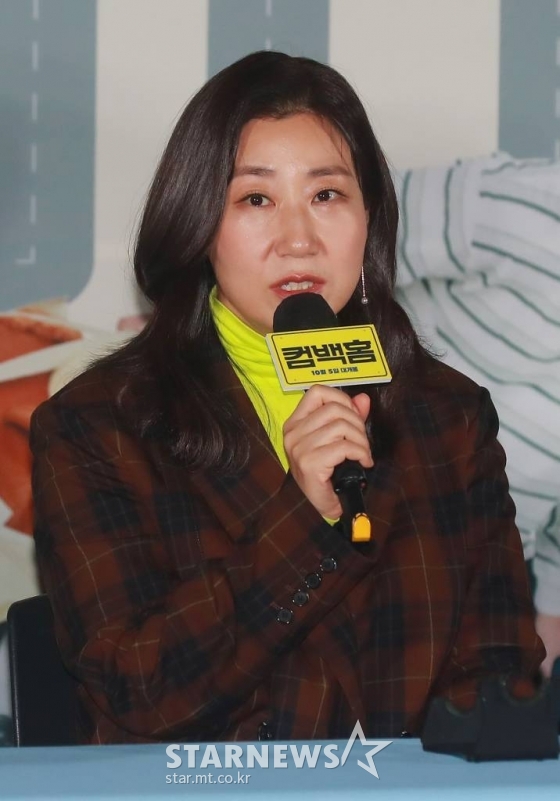 배우 라미란이 15일 오후 서울 CGV용산아이파크몰에서 진행된 영화 '컴백홈'(감독 이연우) 언론시사회에 참석해 질문에 답하고 있다. 모든 것을 잃고 15년 만에 고향으로 내려오게 된 무명 개그맨 기세(송새벽 분)가 거대 조직의 보스가 되면서 벌어지는 이야기 '컴백홈'은 10월 5일 개봉예정이다. /2022.09.15 /사진=이동훈 기자 photoguy@
