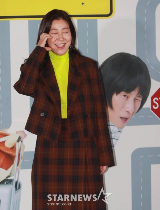 배우 라미란이 15일 오후 서울 CGV용산아이파크몰에서 진행된 영화 '컴백홈'(감독 이연우) 언론시사회에 참석해 포즈를 취하고 있다. 모든 것을 잃고 15년 만에 고향으로 내려오게 된 무명 개그맨 기세(송새벽 분)가 거대 조직의 보스가 되면서 벌어지는 이야기 '컴백홈'은 10월 5일 개봉예정이다. /2022.09.15 /사진=이동훈 기자 photoguy@