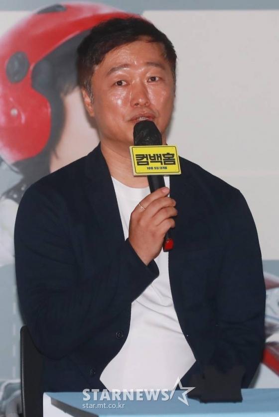 이연우 감독이 15일 오후 서울 CGV용산아이파크몰에서 진행된 영화 '컴백홈'(감독 이연우) 언론시사회에 참석해 질문에 답하고 있다. 모든 것을 잃고 15년 만에 고향으로 내려오게 된 무명 개그맨 기세(송새벽 분)가 거대 조직의 보스가 되면서 벌어지는 이야기 '컴백홈'은 10월 5일 개봉예정이다. /2022.09.15 /사진=이동훈 기자 photoguy@