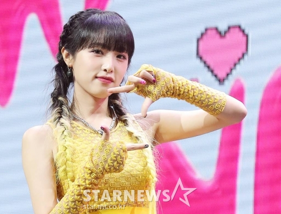 가수 최예나(YENA)가 3일 오후 서울 광장동 예스24 라이브홀에서 진행된 두 번째 미니앨범 '스마트폰(SMARTPHONE)' 쇼케이스에 참석해 포즈를 취하고 있다. 최예나의 타이틀곡 '스마트폰(SMARTPHONE)'은 에너제틱한 드럼 비트와 전자베이스 사운드가 매력적인 곡으로, 스마트폰이 일상이자 친구가 되어버린 현시대를 최예나의 시선으로 재기발랄하게 표현했다. 2022.08.03 /사진=김창현 기자 chmt@