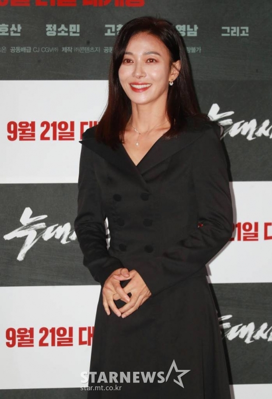 배우 장영남이 19일 오후 서울 CGV용산아이파크몰에서 진행된 영화 '늑대사냥'(감독 김홍선) 언론시사회에 참석해 포즈를 취하고 있다. /2022.09.19 /사진=이동훈 기자 photoguy@