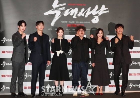 배우 장동윤, 서인국, 정소민, 김홍선 감독, 배우 장영남, 박호산이 19일 오후 서울 CGV용산아이파크몰에서 진행된 영화 '늑대사냥'(감독 김홍선) 언론시사회에 참석해 포즈를 취하고 있다. /2022.09.19 /사진=이동훈 기자 photoguy@