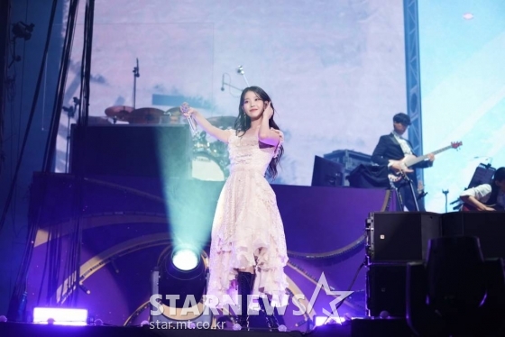 가수 아이유가 18일 서울 송파구 잠실종합운동장 올림픽주경기장에서 열린 2022 아이유 콘서트 '더 골든 아워: 오렌지 태양 아래 '의 두 번째날 공연에서 멋진 무대를 펼치고 있다. /사진제공=EDAM엔터테인먼트 2022.09.18 /사진=이동훈 기자 photoguy@
