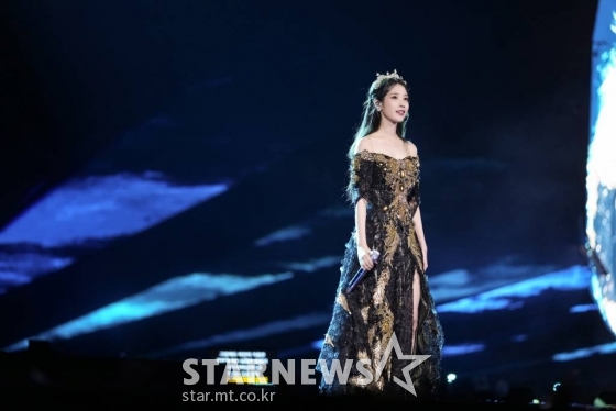 가수 아이유가 18일 서울 송파구 잠실종합운동장 올림픽주경기장에서 열린 2022 아이유 콘서트 '더 골든 아워: 오렌지 태양 아래 '의 두 번째날 공연에서 멋진 무대를 펼치고 있다. /사진제공=EDAM엔터테인먼트 2022.09.18 /사진=이동훈 기자 photoguy@