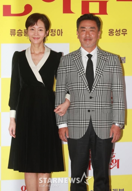 배우 염정아, 류승룡이 13일 오후 서울 롯데시네마 월드타워점에서 진행된 영화 '인생은 아름다워'(감독 최국희) 언론시사회에 참석해 포즈를 취하고 있다. 시한부 선고를 받은 아내의 황당한 요청으로 첫사랑을 찾아다니는 부부의 이야기를 그린 주크박스 뮤지컬 영화 '인생은 아름다워'는 오는 28일 개봉예정이다. /2022.09.13 /사진=이동훈 기자 photoguy@