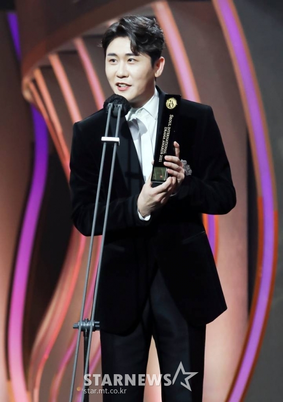 가수 영탁이 21일 오후 서울 마포구 상암 MBC 공개홀에서 열린 '서울드라마어워즈 2021'에서 한류드라마 주제가상을 수상한 뒤 소감을 말하고 있다. '서울드라마어워즈'는 전 세계 드라마를 대상으로 공정하고 엄격한 심사를 통해 수상작과 수상자에게 상을 수여하며, 시상식 및 공연 등 다양한 볼거리가 있는 국제 드라마 페스티벌이다. 지난 2006년 시작돼 올해로 16회를 맞았다. / 사진제공 = 서울드라마어워즈 /사진=김창현 기자 chmt@