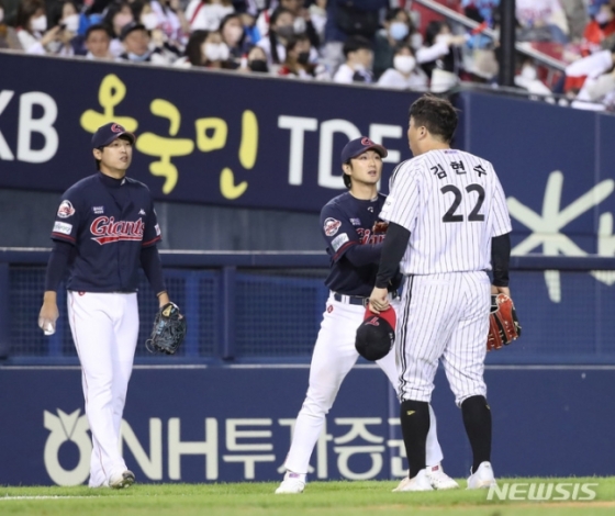 23일 잠실 롯데-LG전. 9회초를 앞두고 롯데 투수 구승민(왼쪽)을 향해 LG 김현수(오른쪽)가 항의하고 있다.
