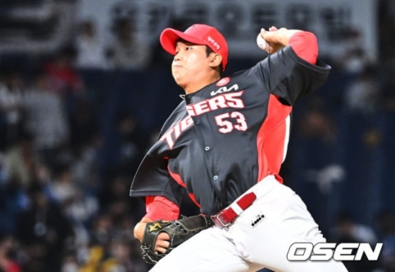 KIA 김기훈이 23일 창원 NC전에서 투구하고 있다.