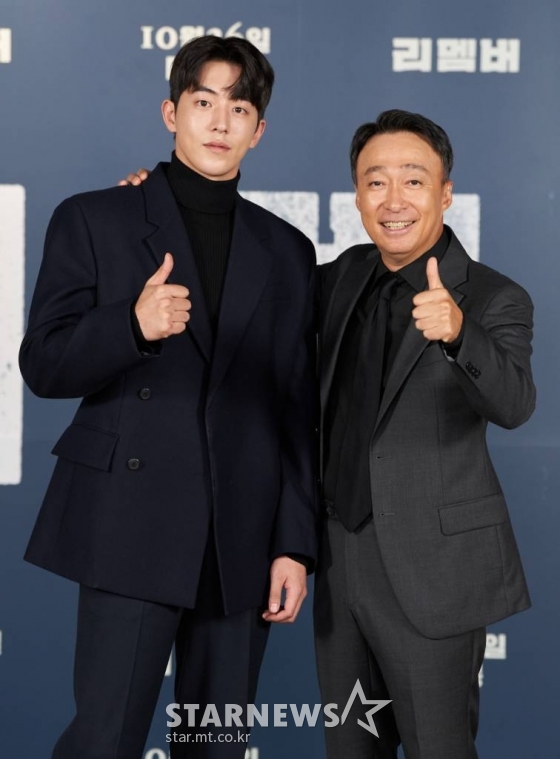 배우 남주혁, 이성민이 26일 온라인 생중계로 진행된 영화 '리멤버'(감독 이일형) 제작발표회에 참석해 포즈를 취하고 있다. 가족을 모두 죽게 만든 친일파를 찾아 60년간 계획한 복수를 감행하는 알츠하이머 환자 필주와 의도치 않게 그의 복수에 휘말리게 된 20대 절친 인규의 이야기를 그린 영화 '리멤버'는 10월 26일 개봉 예정이다. /사진제공=에이스메이커무비웍스 2022.09.26 /사진=이동훈 기자 photoguy@