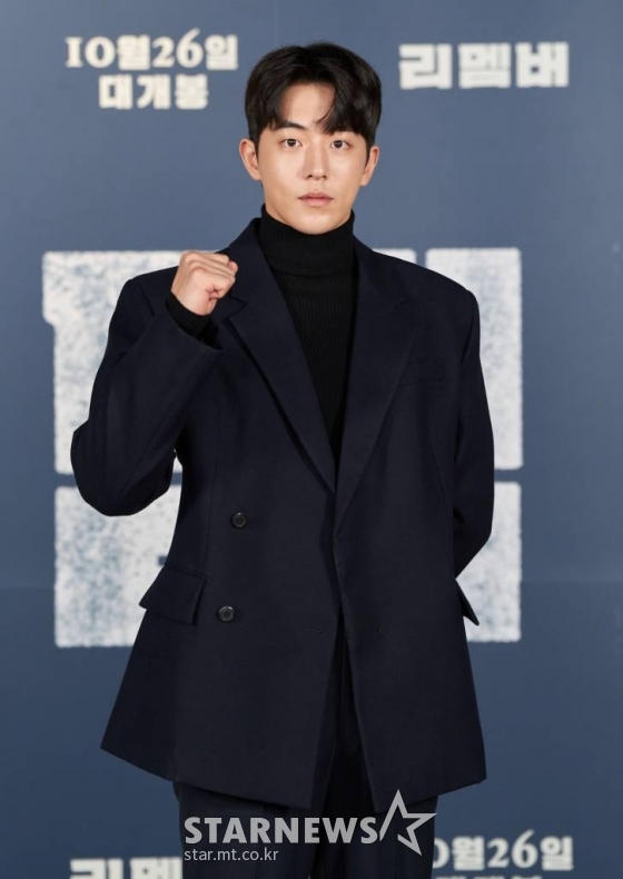 배우 남주혁이 26일 온라인 생중계로 진행된 영화 '리멤버'(감독 이일형) 제작발표회에 참석해 포즈를 취하고 있다. 가족을 모두 죽게 만든 친일파를 찾아 60년간 계획한 복수를 감행하는 알츠하이머 환자 필주와 의도치 않게 그의 복수에 휘말리게 된 20대 절친 인규의 이야기를 그린 영화 '리멤버'는 10월 26일 개봉 예정이다. /사진제공=에이스메이커무비웍스 2022.09.26 /사진=이동훈 기자 photoguy@