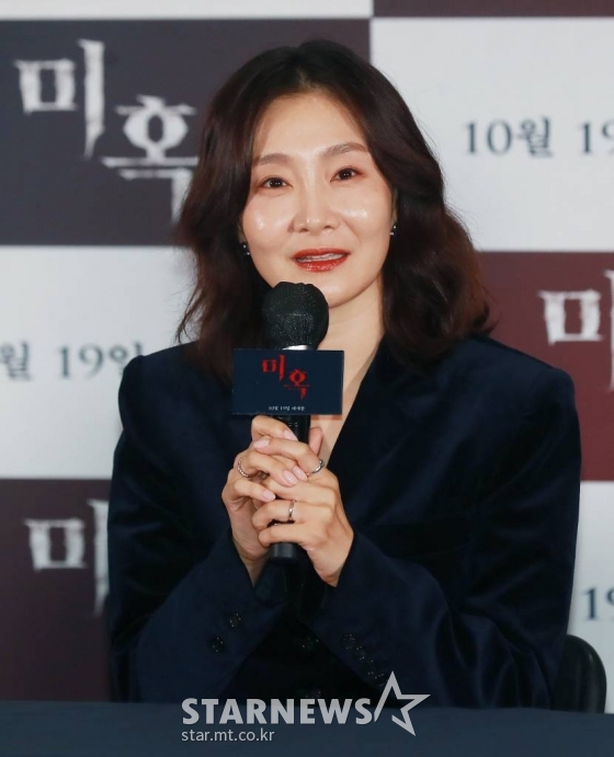 배우 박효주가 26일 오후 서울 코엑스 메가박스에서 진행된 영화 '미혹'(감독 김진영) 언론시사회에 참석해 질문에 답하고 있다. 아이를 잃은 슬픔에 빠진 가족이 새로운 아이를 입양하게 되면서 기이한 일들이 벌어지게 되는 미스터리 공포 영화 '미혹'은 오는 10월 개봉예정이다. /2022.09.26 /사진=이동훈 기자 photoguy@