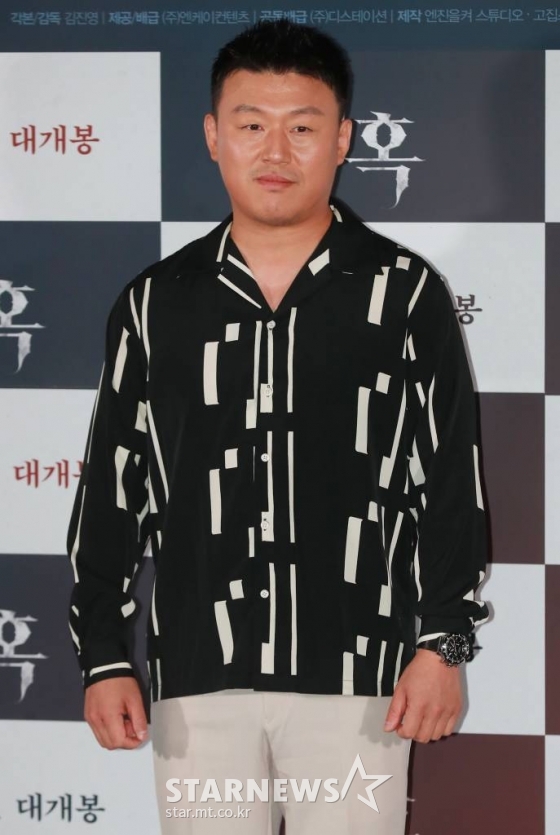 배우 김민재가 26일 오후 서울 코엑스 메가박스에서 진행된 영화 '미혹'(감독 김진영) 언론시사회에 참석해 질문에 답하고 있다. 아이를 잃은 슬픔에 빠진 가족이 새로운 아이를 입양하게 되면서 기이한 일들이 벌어지게 되는 미스터리 공포 영화 '미혹'은 오는 10월 개봉예정이다. /2022.09.26 /사진=이동훈 기자 photoguy@