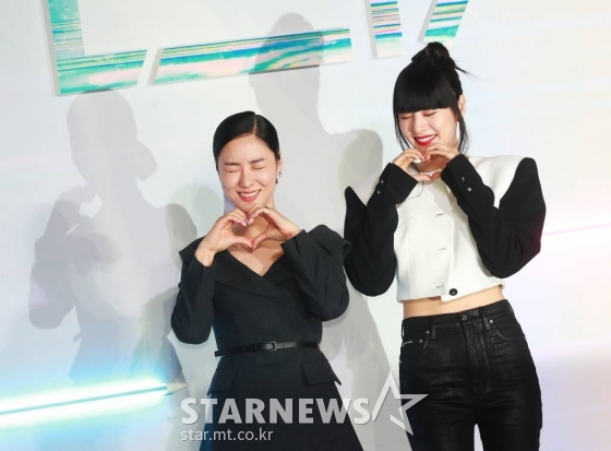 배우 전여빈, 나나가 27일 오전 서울 용산아이파크몰에서 진행된 넷플릭스 오리지널 시리즈 '글리치' 제작발표회에 참석해 포즈를 취하고 있다.  외계인이 보이는 지효와 외계인을 추적해온 보라가 흔적 없이 사라진 지효 남자친구의 행방을 쫓으며 '미확인' 미스터리의 실체에 다가서게 되는 4차원 그 이상의 추적극 '글리치'는 10월 7일 공개된다. /2022.09.27 /사진=이동훈 기자 photoguy@