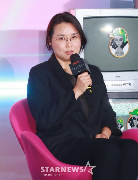 노덕 감독이 27일 오전 서울 용산아이파크몰에서 진행된 넷플릭스 오리지널 시리즈 '글리치' 제작발표회에 참석해 질문에 답하고 있다.  외계인이 보이는 지효와 외계인을 추적해온 보라가 흔적 없이 사라진 지효 남자친구의 행방을 쫓으며 '미확인' 미스터리의 실체에 다가서게 되는 4차원 그 이상의 추적극 '글리치'는 10월 7일 공개된다. /2022.09.27 /사진=이동훈 기자 photoguy@