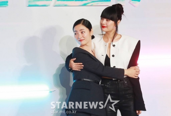 배우 전여빈, 나나가 27일 오전 서울 용산아이파크몰에서 진행된 넷플릭스 오리지널 시리즈 '글리치' 제작발표회에 참석해 포즈를 취하고 있다.  외계인이 보이는 지효와 외계인을 추적해온 보라가 흔적 없이 사라진 지효 남자친구의 행방을 쫓으며 '미확인' 미스터리의 실체에 다가서게 되는 4차원 그 이상의 추적극 '글리치'는 10월 7일 공개된다. /2022.09.27 /사진=이동훈 기자 photoguy@