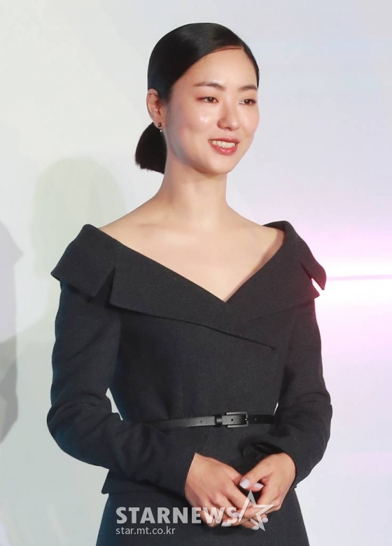 배우 전여빈이 27일 오전 서울 용산아이파크몰에서 진행된 넷플릭스 오리지널 시리즈 '글리치' 제작발표회에 참석해 포즈를 취하고 있다.  외계인이 보이는 지효와 외계인을 추적해온 보라가 흔적 없이 사라진 지효 남자친구의 행방을 쫓으며 '미확인' 미스터리의 실체에 다가서게 되는 4차원 그 이상의 추적극 '글리치'는 10월 7일 공개된다. /2022.09.27 /사진=이동훈 기자 photoguy@