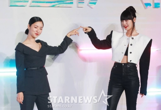 배우 전여빈, 나나가 27일 오전 서울 용산아이파크몰에서 진행된 넷플릭스 오리지널 시리즈 '글리치' 제작발표회에 참석해 포즈를 취하고 있다.  외계인이 보이는 지효와 외계인을 추적해온 보라가 흔적 없이 사라진 지효 남자친구의 행방을 쫓으며 '미확인' 미스터리의 실체에 다가서게 되는 4차원 그 이상의 추적극 '글리치'는 10월 7일 공개된다. /2022.09.27 /사진=이동훈 기자 photoguy@