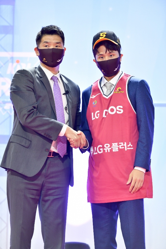27일 서울 잠실학생체육관에서 열린 2022 KBL 국내신인선수 드래프트에서 전체 1순위로 창원 LG의 지명을 받은 양준석(오른쪽). /사진=KBL