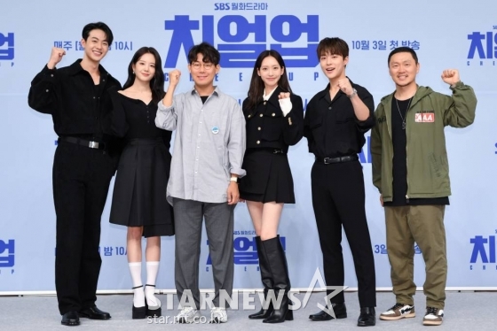 한태섭 PD(왼쪽 세번재), 배우 김현진, 장규리, 한지현, 배인혁, 양동근이 27일 오후 온라인으로 진행된 SBS 월화드라마 '치얼업' 제작발표회에 참석해 포즈를 취하고 있다. '치얼업'은 찬란한 역사를 뒤로 하고 망해가는 대학 응원단에 모인 청춘들의 뜨겁고 서늘한 캠퍼스 미스터리 로코 드라마다. 10월 3일 첫 방송. / 사진제공 = SBS /사진=김창현 기자 chmt@