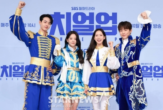 배우 김현진, 장규리, 한지현, 배인혁이 27일 오후 온라인으로 진행된 SBS 월화드라마 '치얼업' 제작발표회에 참석해 포즈를 취하고 있다. ‘치얼업’은 찬란한 역사를 뒤로 하고 망해가는 대학 응원단에 모인 청춘들의 뜨겁고 서늘한 캠퍼스 미스터리 로코 드라마다. 10월 3일 첫 방송. / 사진제공 = SBS /사진=김창현 기자 chmt@