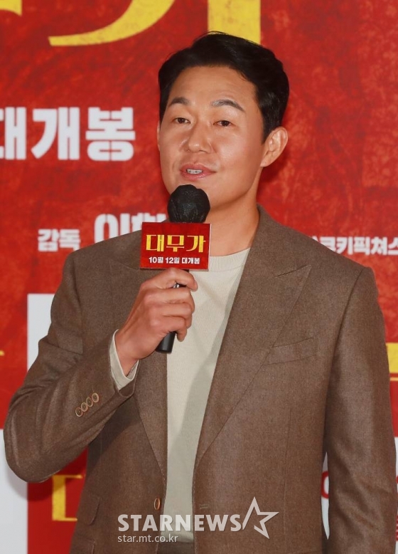 배우 박성웅이 27일 오후 서울 메가박스 코엑스에서 진행된 영화 '대무가'(감독 이한종) 언론시사회에 참석해 인사말을 하고 있다.  용하다 소문난 전설의 대무가 비트로 뭉친 신빨 떨어진 세 명의 무당들이 각자 일생일대의 한탕을 위해 프리스타일 굿판 대결을 펼치는 통쾌한 활극 '대무가'는 10월 12일 개봉예정이다. /2022.09.27 /사진=이동훈 기자 photoguy@