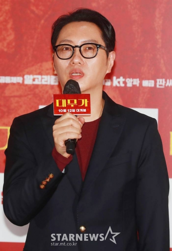 이한종 감독이 27일 오후 서울 메가박스 코엑스에서 진행된 영화 '대무가'(감독 이한종) 언론시사회에 참석해 인사말을 하고 있다.  용하다 소문난 전설의 대무가 비트로 뭉친 신빨 떨어진 세 명의 무당들이 각자 일생일대의 한탕을 위해 프리스타일 굿판 대결을 펼치는 통쾌한 활극 '대무가'는 10월 12일 개봉예정이다. /2022.09.27 /사진=이동훈 기자 photoguy@