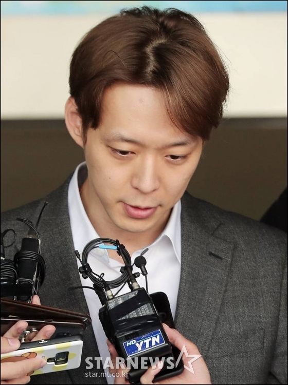 총 7차례 마약투약혐의로 구속된 가수 겸 배우 박유천이 3일 오전 경기 수원남부경찰서에서 검찰 송치를 위해 호송 차량으로 이동하고 있다. /사진=김창현 기자 chmt@