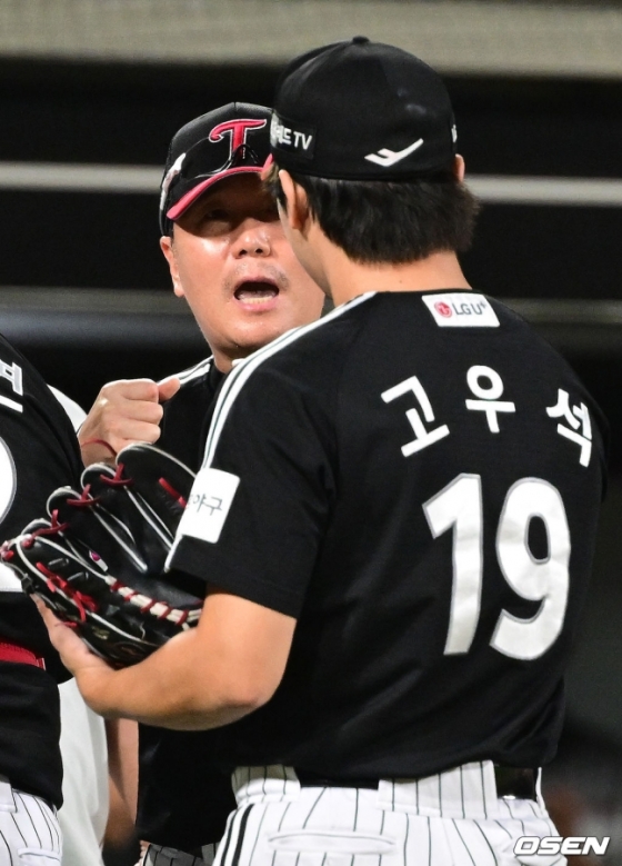류지현(왼쪽) LG 감독과 고우석.