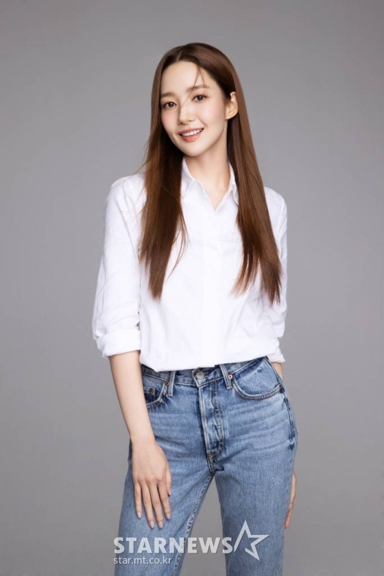 드라마 '기상청 사람들'의 배우 박민영이 종영 인터뷰를 위해 포즈를 취하고 있다. '기상청 사람들'은 열대야보다 뜨겁고 국지성 호우보다 종잡을 수 없는 기상청 사람들의 일과 사랑을 그린 직장 로맨스 드라마다. /사진제공=후크엔터테인먼트 2022.04.08