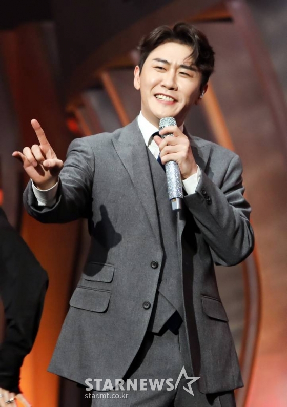 가수 영탁이 21일 오후 서울 마포구 상암 MBC 공개홀에서 열린 '서울드라마어워즈 2021'에서 축하공연을 선보이고 있다. '서울드라마어워즈'는 전 세계 드라마를 대상으로 공정하고 엄격한 심사를 통해 수상작과 수상자에게 상을 수여하며, 시상식 및 공연 등 다양한 볼거리가 있는 국제 드라마 페스티벌이다. 지난 2006년 시작돼 올해로 16회를 맞았다. / 사진제공 = 서울드라마어워즈 /사진=김창현 기자 chmt@