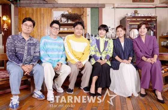 코미디언 김용만, 지석진, 김수용, 조혜련, 이경실, 박미선이 30일 오전 온라인 생중계로 진행된 TV조선 새 예능 '여행의 맛' 제작발표회에 참석해 포즈를 취하고 있다.  개그계 대표 30년 지기 '조동아리' 3인방과 매콤 입담의 원조 '센 언니' 3인방의 여행 리얼 버라이어티 '여행의 맛'은 오늘(30일) 첫 방송된다. /사진제공=TV조선 2022.09.30 /사진=이동훈 기자 photoguy@