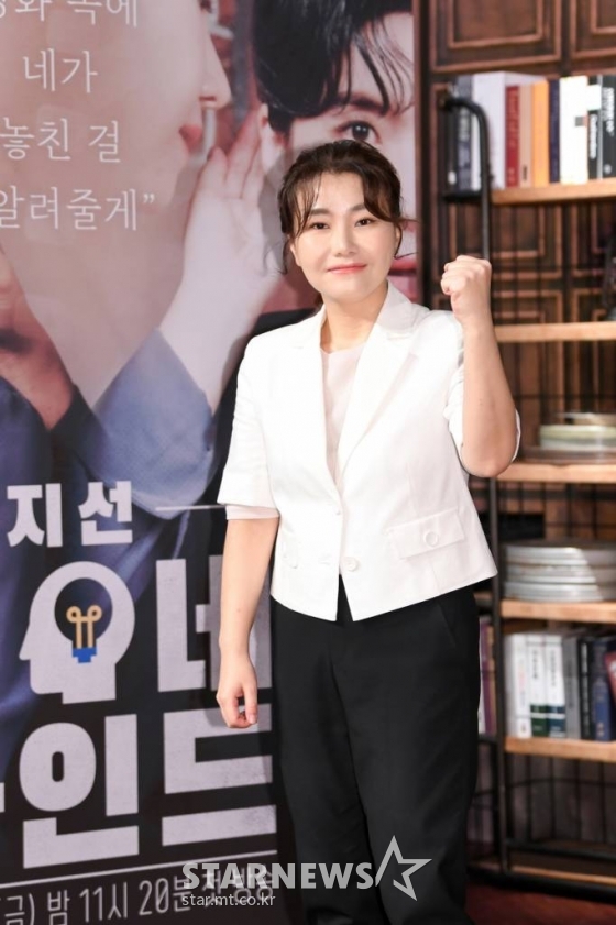 박지선 교수가 30일 오전 온라인 생중계로 진행된 SBS 예능 '지선씨네마인드' 기자간담회에 참석해 포즈를 취하고 있다. 영화에 등장하는 인물, 사건을 범죄심리학적으로 분석하고 현실로 확장해보는 국내 최초 무비 프로파일링 토크쇼 '지선씨네마인드'는 오늘(30일) 첫 방송된다. /사진제공=SBS 2022.09.30 /사진=이동훈 기자 photoguy@