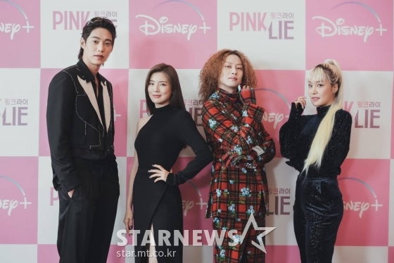 송원석, 이선빈, 김희철, 랄랄이 30일 오전 온라인 생중계로 진행된 디즈니+ '핑크 라이' 제작발표회에 참석해 포즈를 취하고 있다. 나를 있는 그대로의 나로 봐줄 진짜 사랑을 찾기 위해 거짓을 선택한 청춘남녀들의 '러브-라이' 연애 리얼리티 '핑크 라이'는 10월 5일 공개된다. /사진제공=디즈니+ 2022.09.30 /사진=이동훈 기자 photoguy@