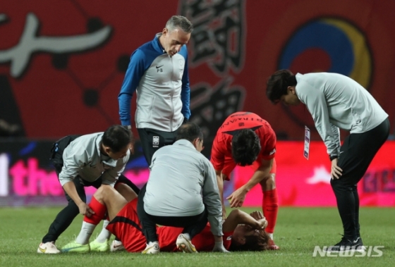 지난 9월 27일 서울월드컵경기장에서 열린 하나은행 초청 축구 국가대표 평가전 대한민국과 카메룬의 경기, 1-0으로 승리를 거둔 한국 벤투 감독이 그라운드에 누워있는 김진수 상태를 확인하고 있다. /사진=뉴시스