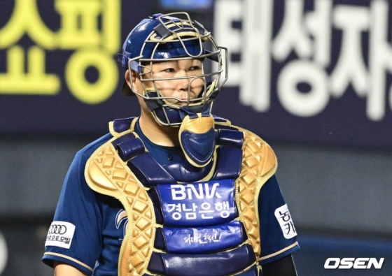 NC 양의지가 8회 비디오 판독을 지켜보고 있다.