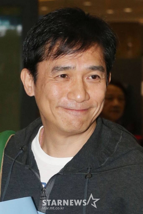 중국배우 양조위가 영화 '화장' VIP시사회 참석차 5일 오후 인천국제공항을 통해 입국하고 있다. /사진=인천국제공항=이기범 기자 leekb@